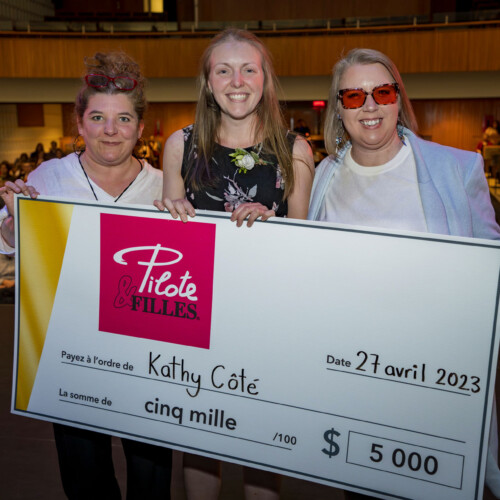 La grande bourse de 5 000$ offerte par Pilote & Filles revient à une étudiante en DEP boucherie de détail de l’Estrie, Kathy Côté.