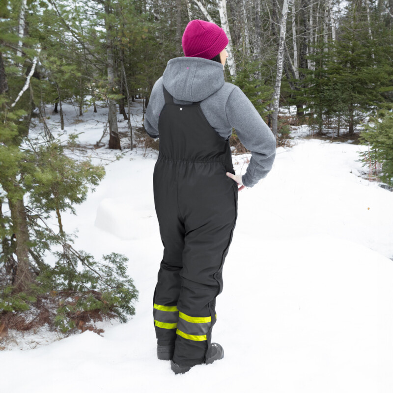 Pantalon haute visibilité de couleur noir avec bande réfléchissante de 4 pouces. Modèle PF9001-11 Vue de dos Lifestyle